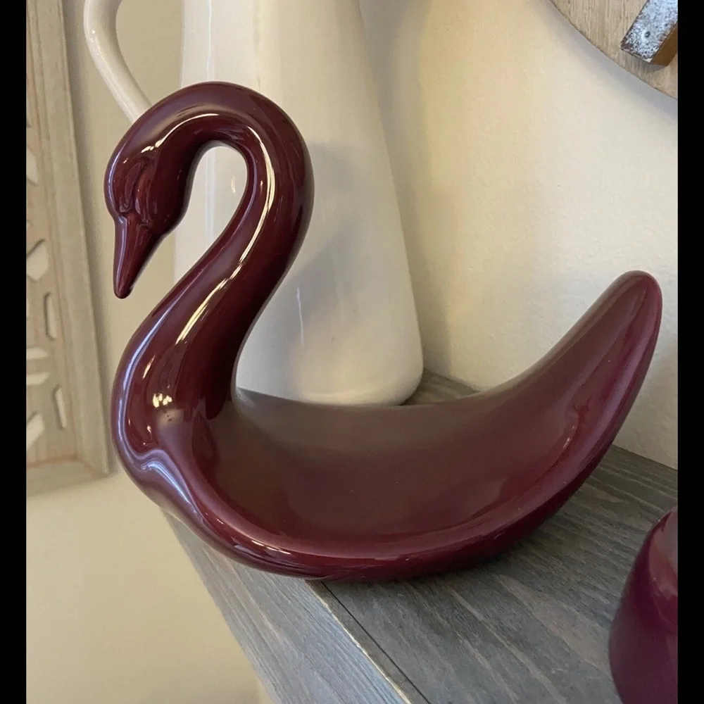 New Vintage Vohann of California swan towel holder soap dish Burgandy Moody